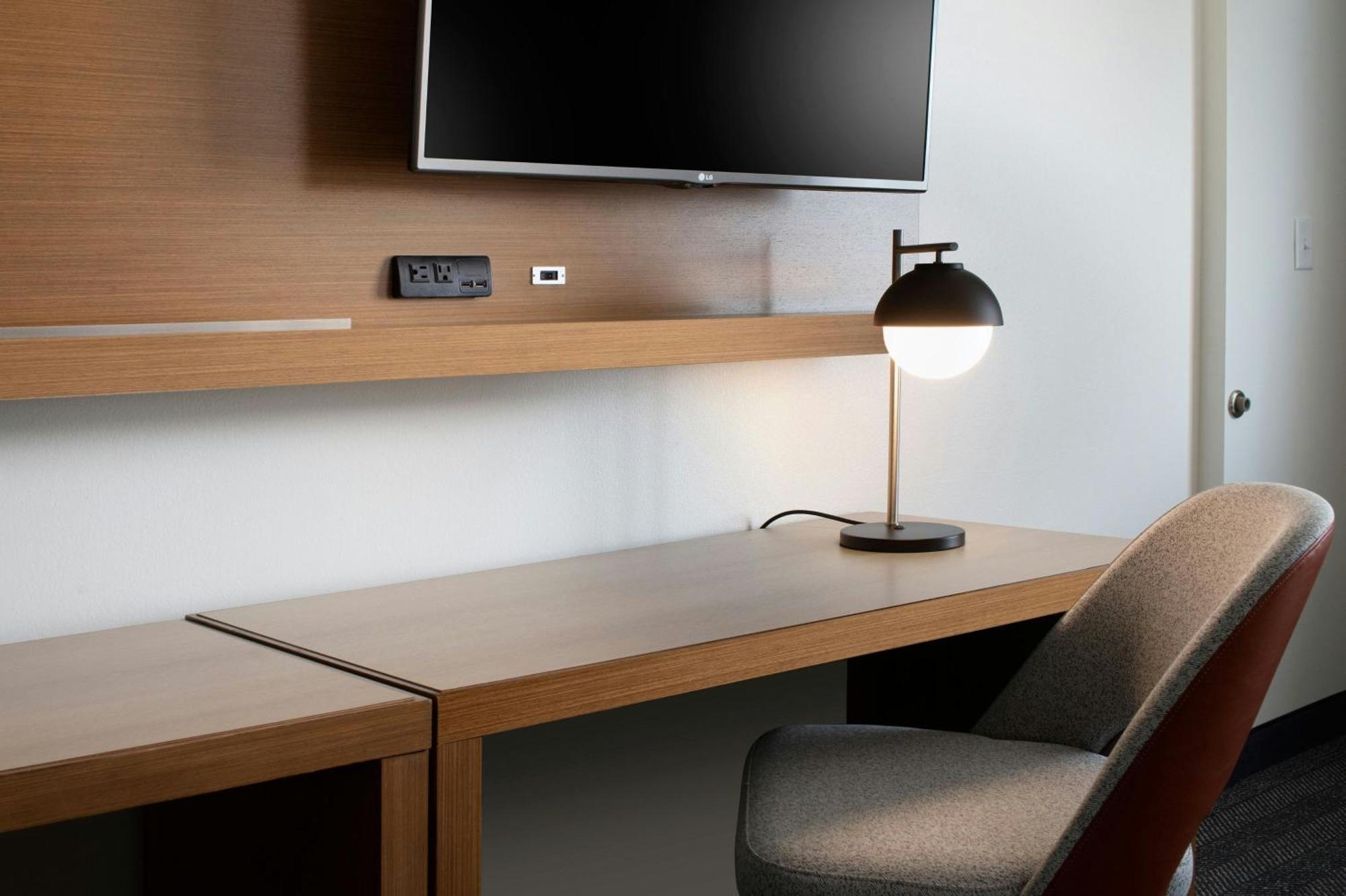 Courtyard By Marriott Downtown/university Area